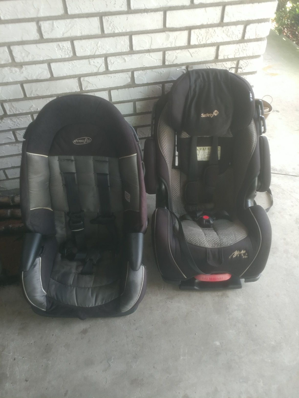 2 Car seats