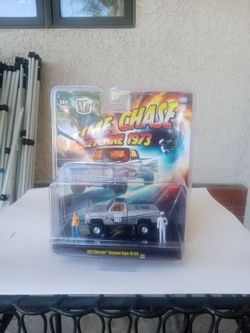 M2 Machines Diorama "Time Chase" 1973 Chevrolet Cheyenne Super 20 4x4 .
