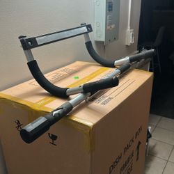 Used Pull Up Bar Door Stand