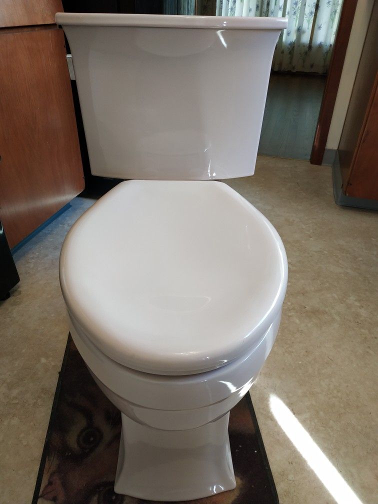 Very Clean! Kohler Archer K4493 Elongated 1.6 gpf ComfortHeight 17