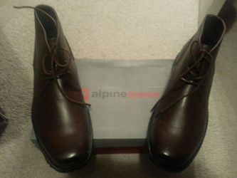 Men's size 11 leather dress boots.