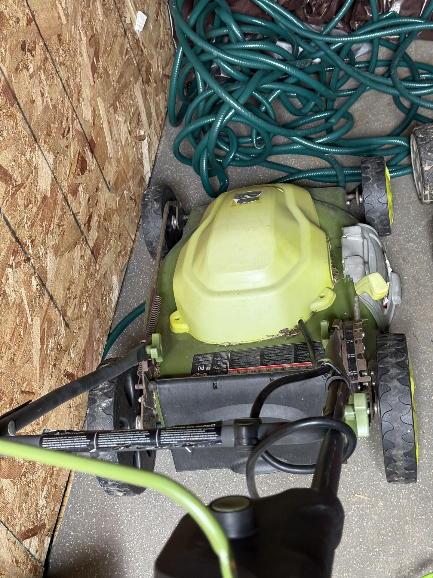 SMALL LAWN MOWER 4 SALE !!