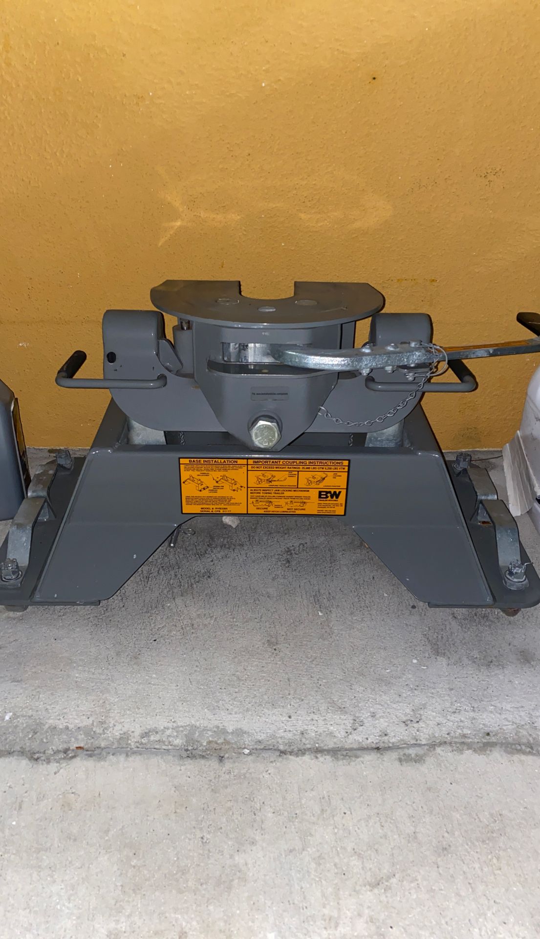 B&W fifth wheel hitch 25k ford 2019 puck system for Sale in Miami, FL