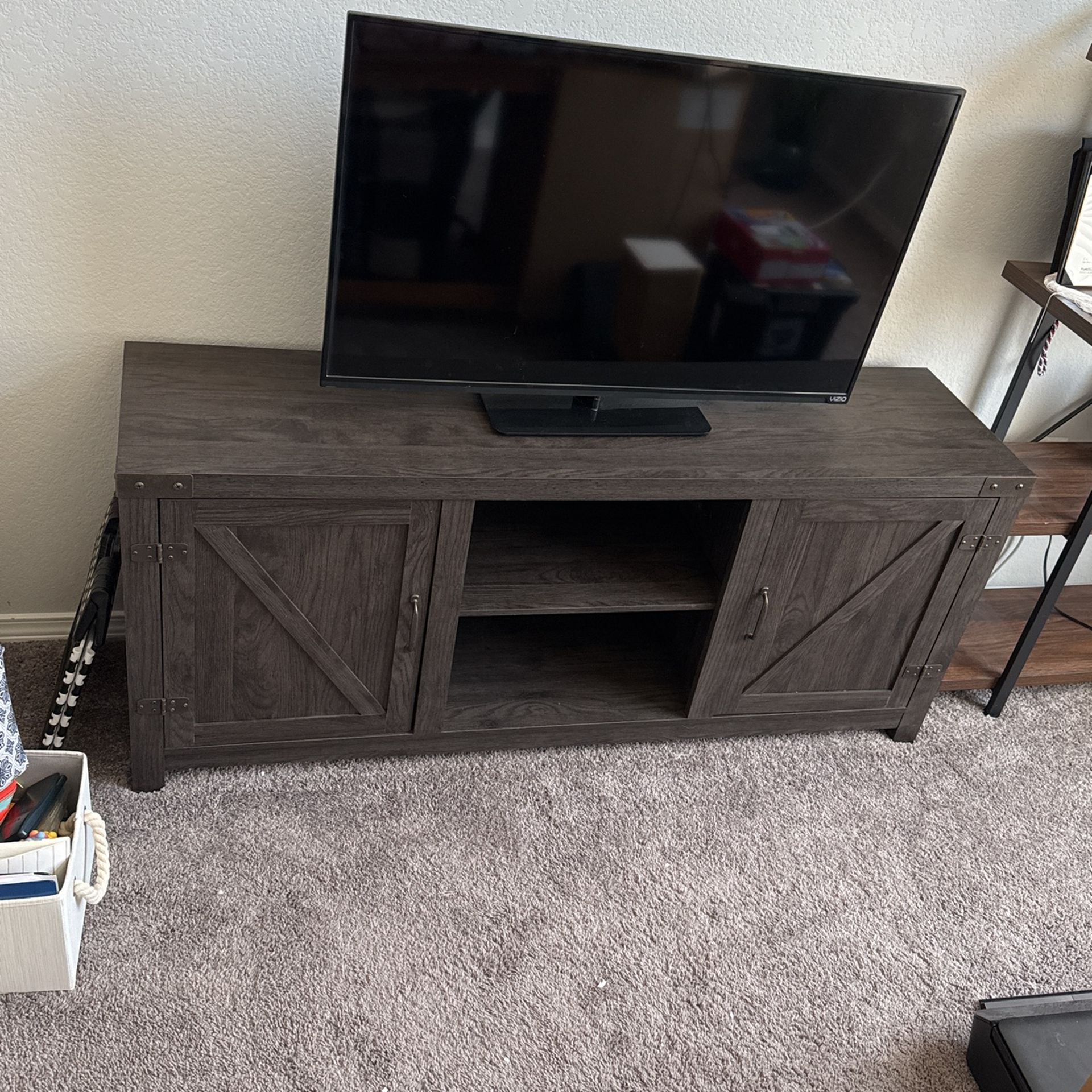 TV Stand/ Entertainment Center