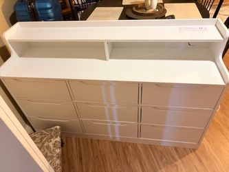 9 Drawer dresser with outlets