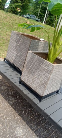 New fiber clay garden planter's on small stand high grade material only