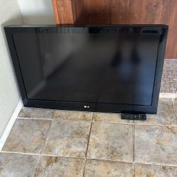 36 In LG Flat Screen TV/ W Remote 
