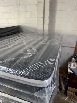 Full Size Mattress Pillow Top 12"     new Mattress in a plastic sealed