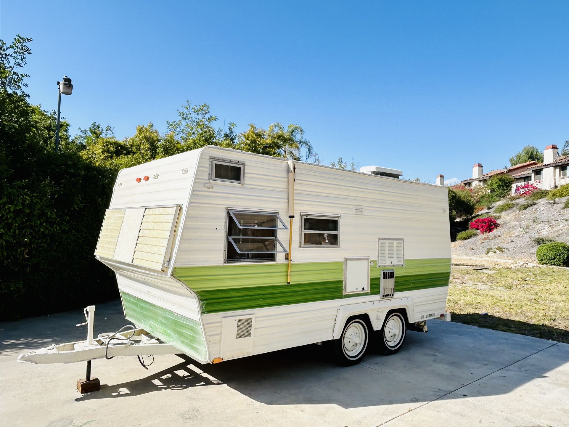 1975 Vintage Classic Nomad Travel Trailer… 18 Ft… Sleeps 4-5, Bunk-Bed !!  Fully Self Contained !! 