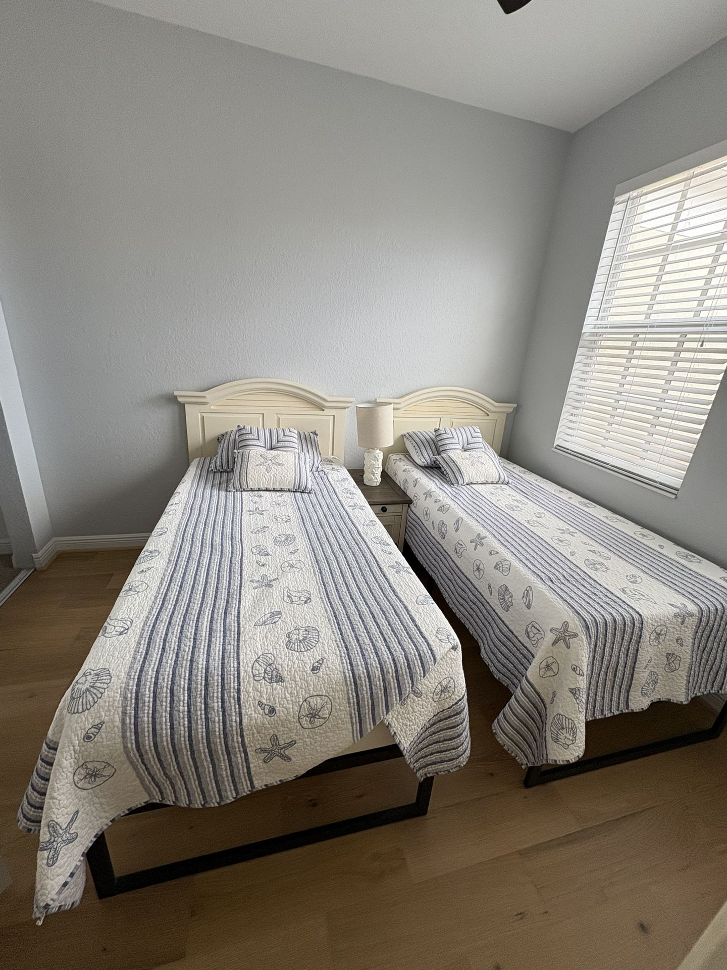 Vintage Broyhill Twin Bedroom Set