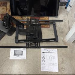 Vizio 32” Smart TV With Full Motion Wall Mount