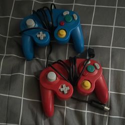 2 Gamecube controllers 