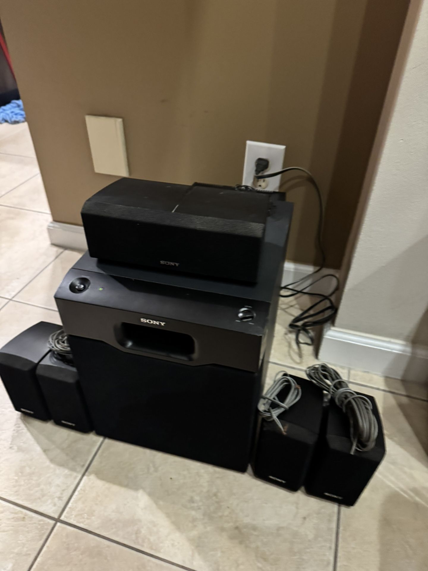 Sony Surround Sound Speaker System 4 Speakers with Center Speaker with Subwoofer