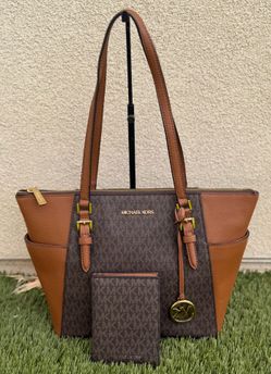 Michael Kors Charlotte Tote with Passport Case,in good condition/Set MK en buenas condiciones