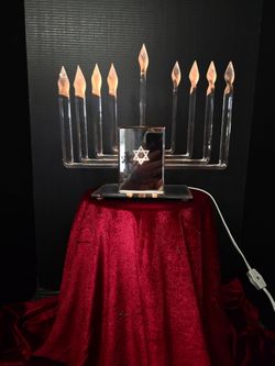 12" Mid-Century Modern electric Hanukkah menorah crafted from lucite (acrylic) and mirrored glass.Commonly dating back to the 1970s.