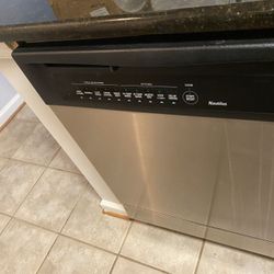 Ge Stainless Dishwasher In Excellent Condition 