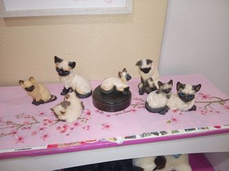 Siamese cat ceramic figures pretty tall about 8-10 inches tall 🌸 beautiful $15 takes the set all of them together