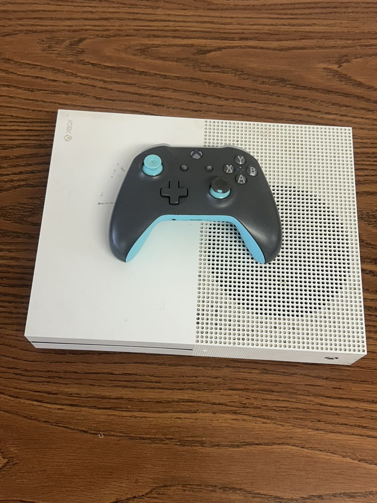 Selling a fully working Xbox One S (500GB) in good conditio