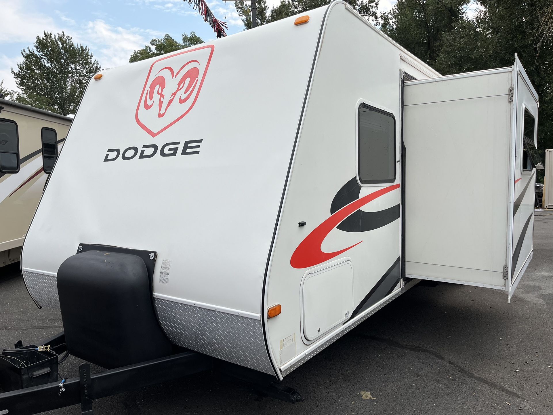 2007 R Vision Dodge D-300 toy hauler Slide Out excellent condition