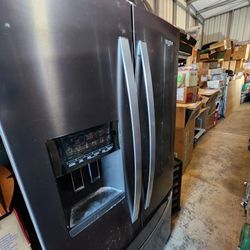 Whirlpool Refrigerator  Freezer Combo With Ice Maker 