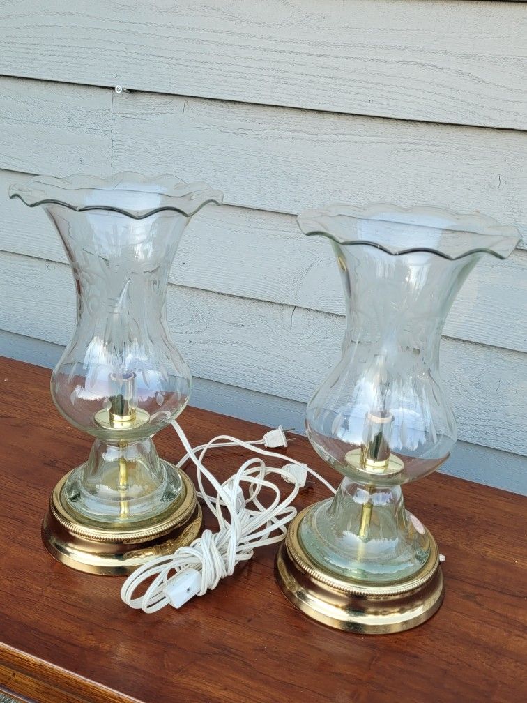 Set Of 2 Vintage brass and etched flutter glass shade table lamp