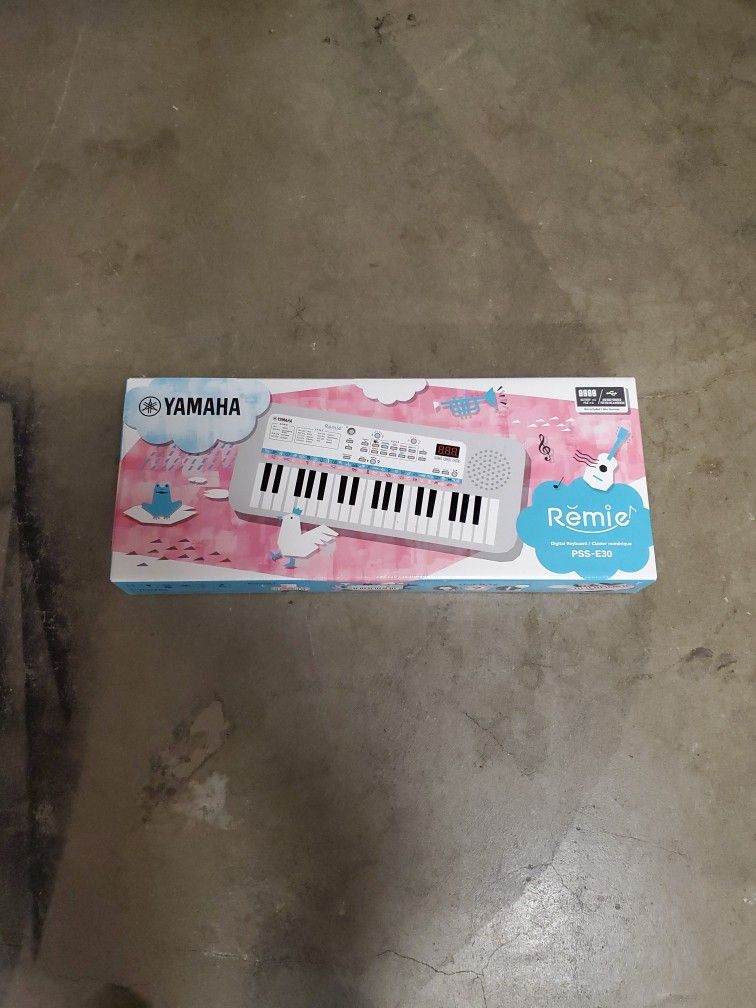 Yamaha Remie PSS-E30 Keyboard