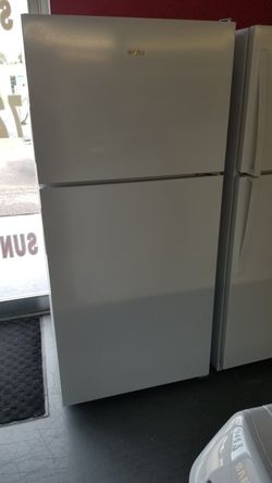 New scratch and dent Whirlpool 18cu.ft top mount fridge white wit ice maker 1 year warranty