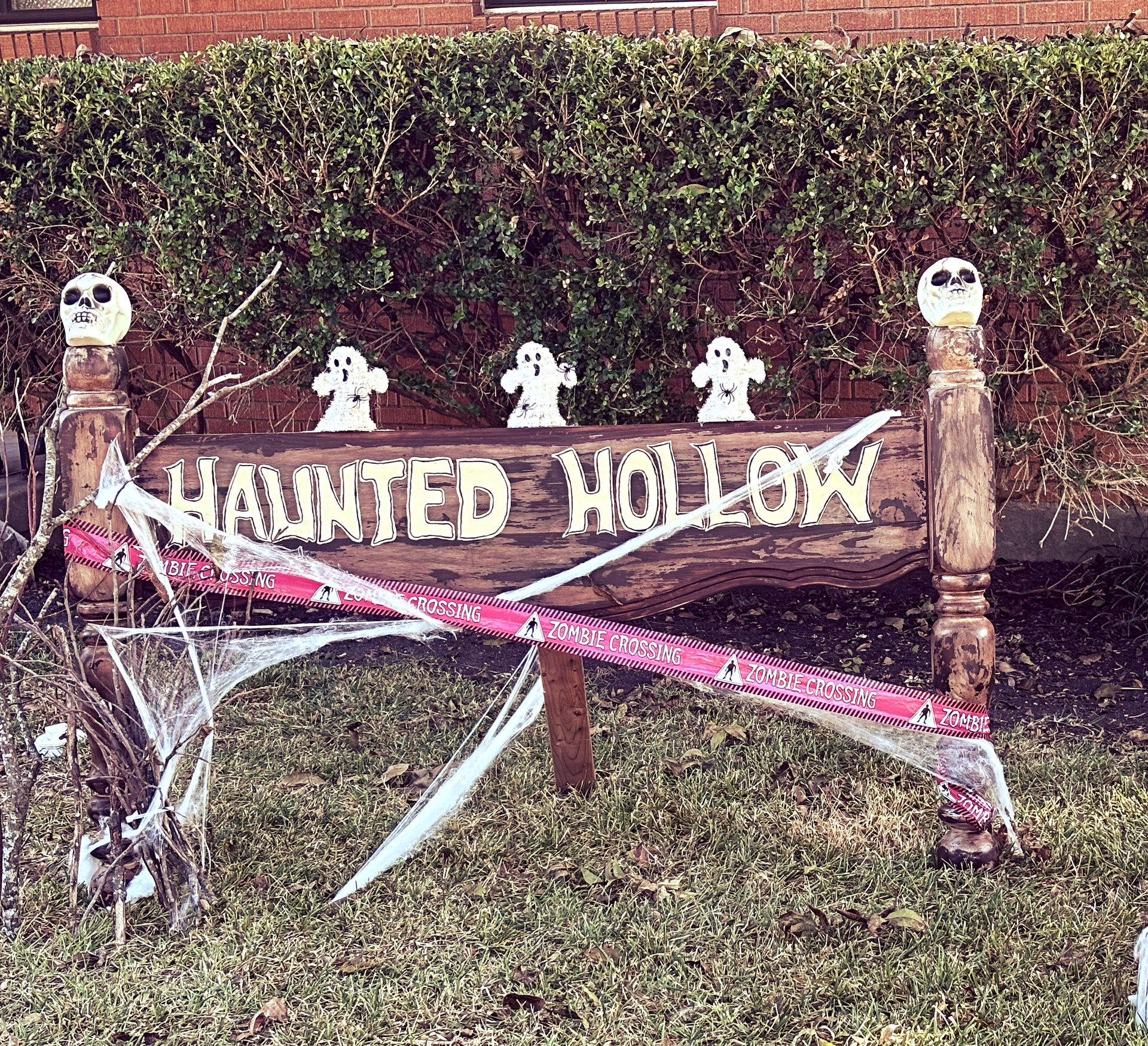 HAUNTED HOLLOW -HALLOWEEN YARD DECOR 
