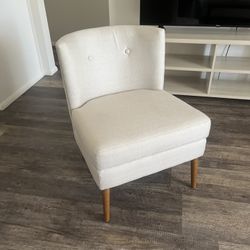 Beautiful living Spaces chair like new