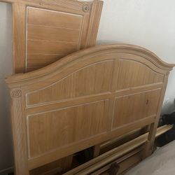 Queen Woden Bedrom Set.