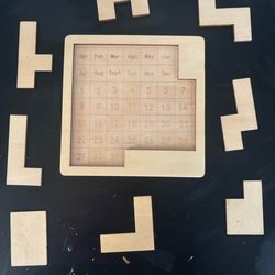 Daily calendar puzzle wooden