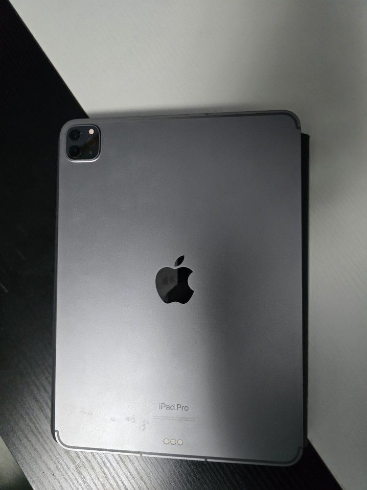 iPad Pro 11" 256GB (4th Generation) & Magic Keyboard