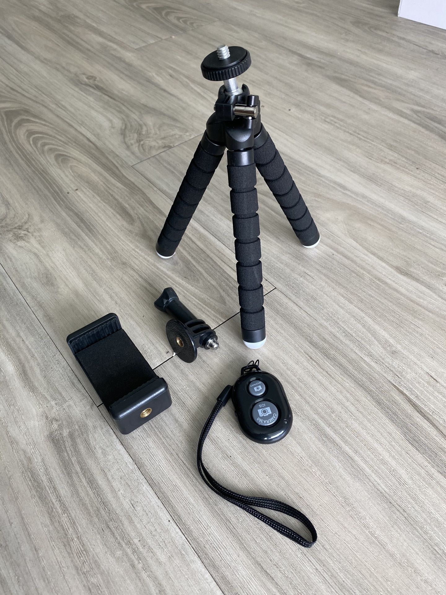 Smartphone/camera flexible tripod with Bluetooth remote