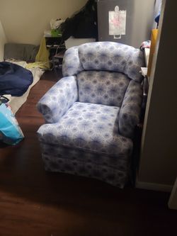 Confortable loby chairs.