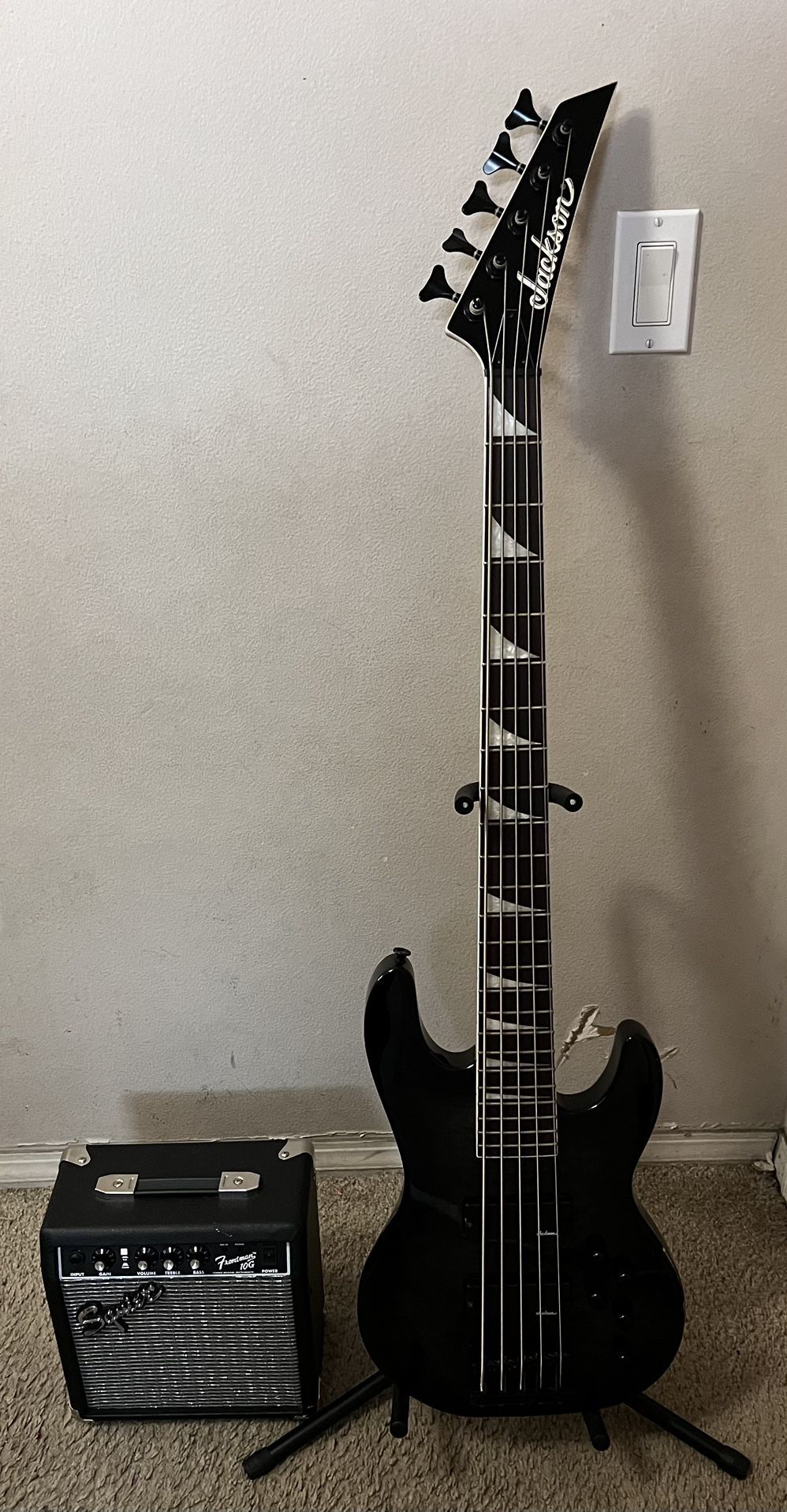 Jackson Concert Bass JS3VQ and Squier Frontman 10g Amp