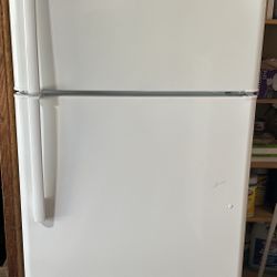 GE 20.8 CU. FT Top Freezer Refrigerator 