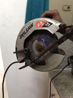 Cierra Electra Skilsaw with a metal-cutting blade