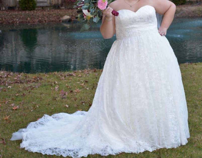 Elegant White Lace Strapless Wedding Dress