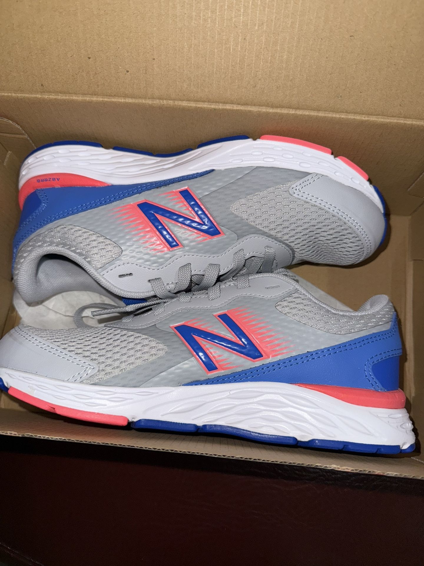 Nice new Balance shoes new never worn in box size (5) young women is fixe size (7) only $45