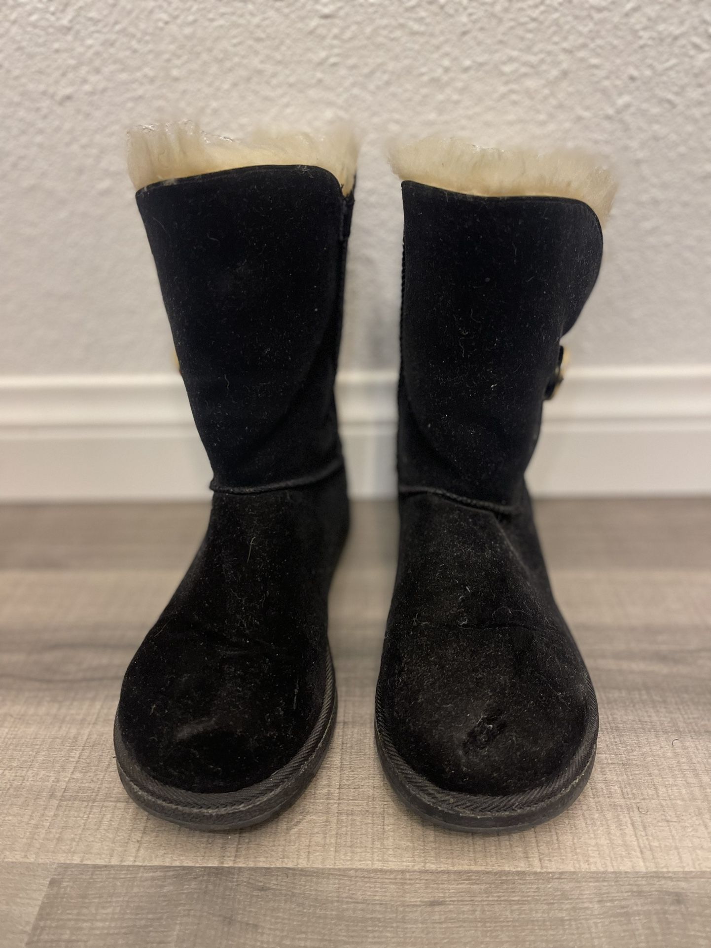 Women’s Size 8 Urban Boots $70 BRAND NEW PLEASE PICK UP TODAY