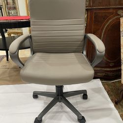Beautiful Staples Tervina Luxura Mid Back Manager Office Chair🌷 New* Open Box*