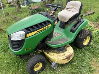 L100 John Deere riding lawn tractor