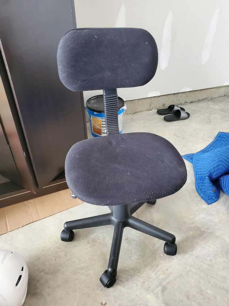 Rolling desk chair