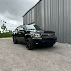 2009 CHEVROLET AVALANCHE 4WD LTZ! CLEAN TITLE! FULLY LOADED! NEW TIRES