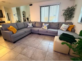Gray L-Shaped Sectional Sofa – Excellent Condition