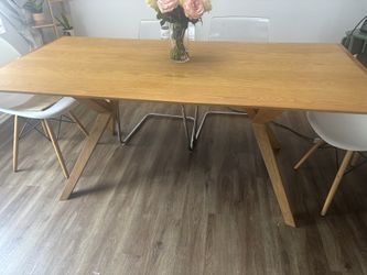 Casterly Dining Table