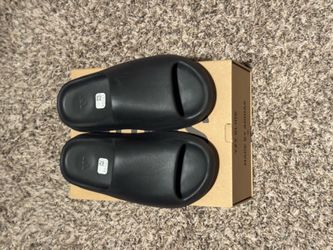Onyx Yeezy Slide(size 8)