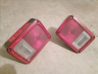Used 2006-2016 L&R genuine jeep rear lights / (contact info removed)1AH and (contact info removed)0AH