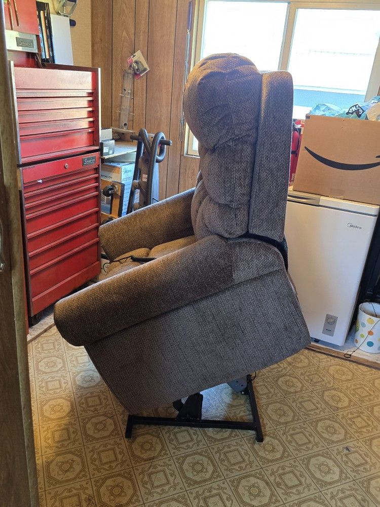 Ashley Lift Recliner 