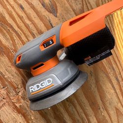 RIDGID 18V Cordless 5-Inch Random Orbit Sander (bag has a little detail)